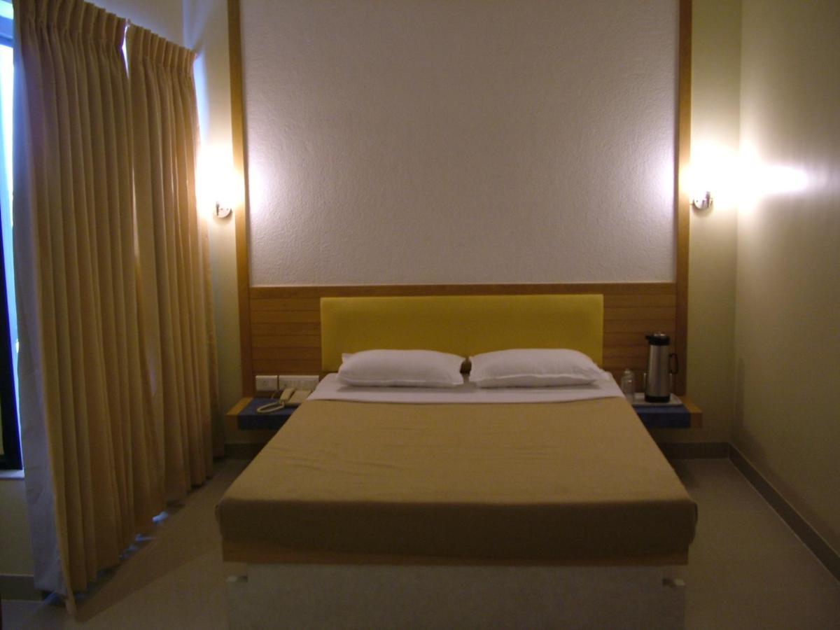 Hotel City Park, Solapur Buitenkant foto