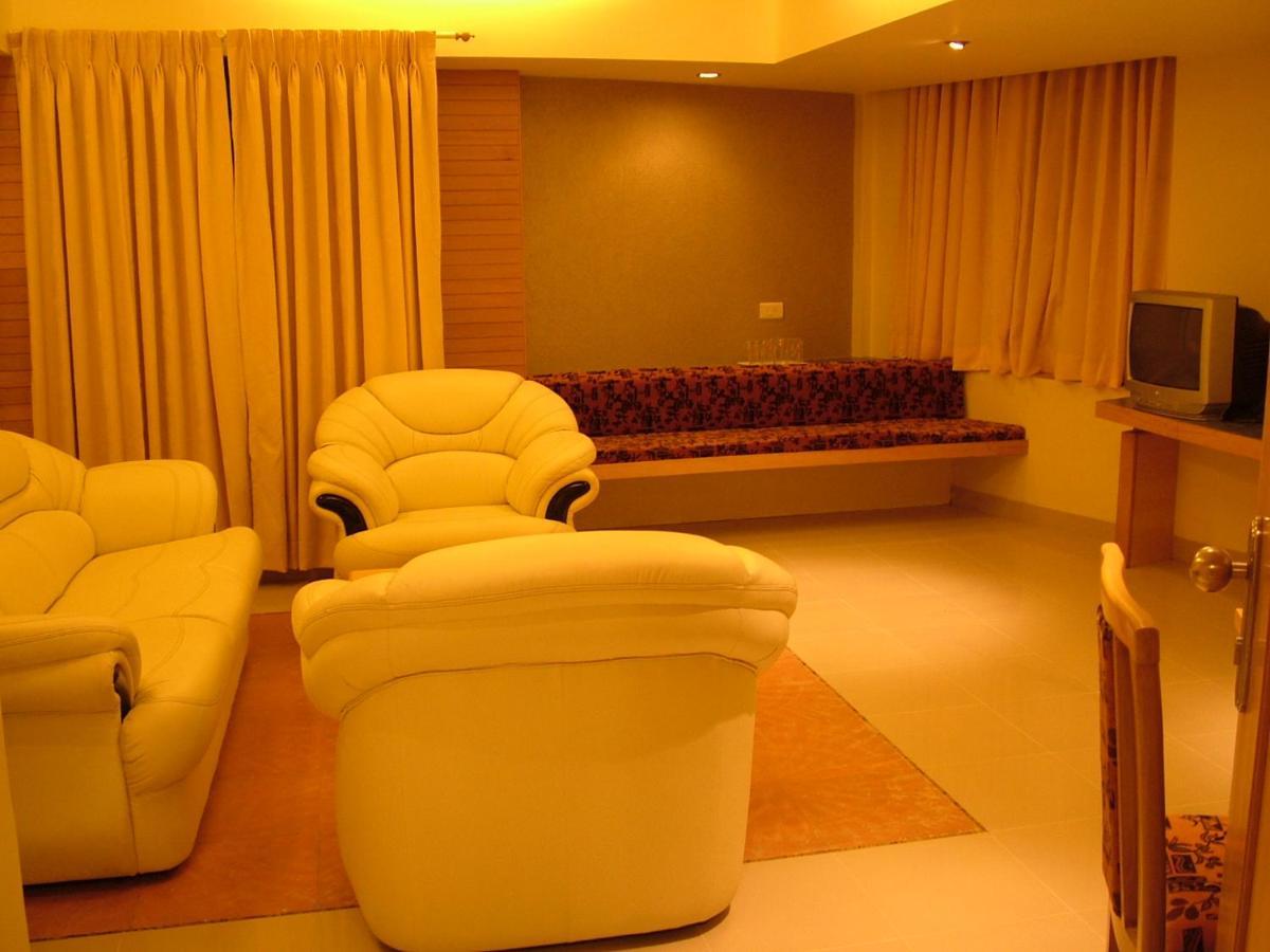 Hotel City Park, Solapur Buitenkant foto